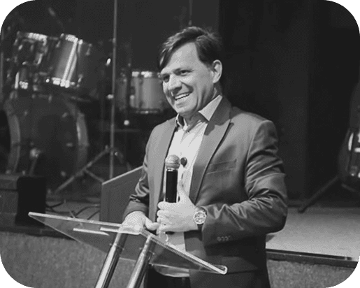 Eduardo Cardoso ministrando em um palco